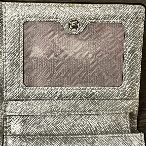 Michael Kors Wallet Silver - Picture 7 of 10